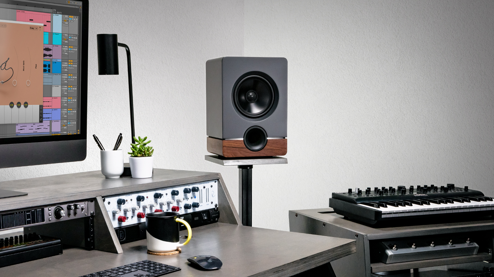 Output Frontier, nuevos monitores de estudio en colaboración con Barefoot  Audio